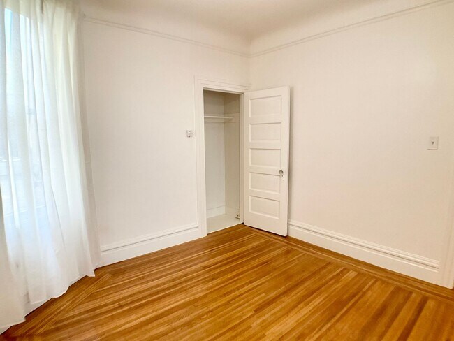 Building Photo - REMODELED 1BR. IN-UNIT LAUNDRY! Dishwasher...