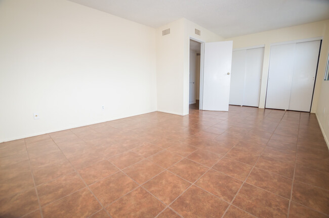 Building Photo - Step into this spacious 2-bedroom, 1-bath ...