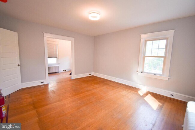 Building Photo - 352 N Easton Rd