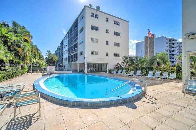 Building Photo - 500 NE 14th Ave