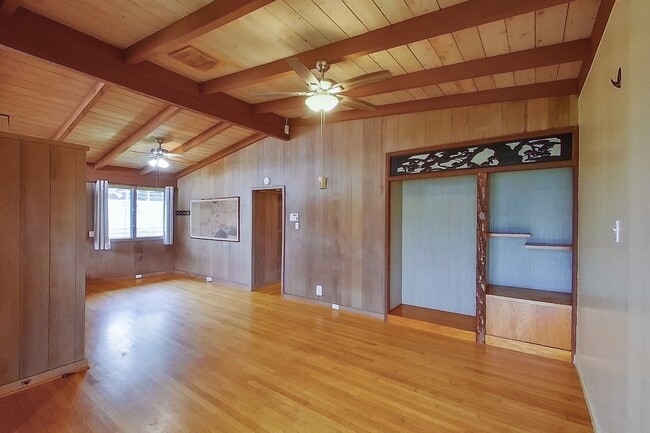 Building Photo - 2 Bed 1 Bath 1 Parking Apartment. 1 Year Lease.