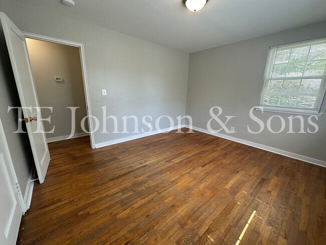 Building Photo - Spacious 2 Bedroom Condo
