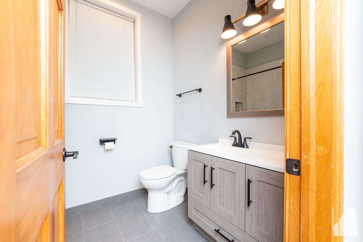 Building Photo - 2338 N Greenview Ave