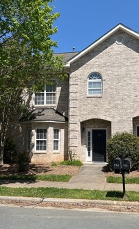 Building Photo - Townhouse For Rent