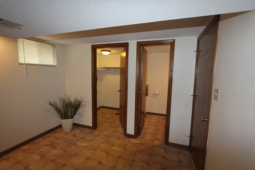 Building Photo - 1312 NW Village Dr