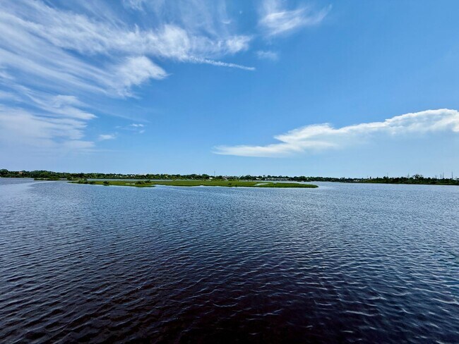 Building Photo - 3 bedroom, 3 bath Luxury Living Along the ...