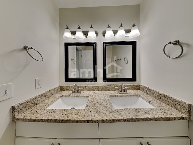 Building Photo - 7037 Crescent Boat Ln