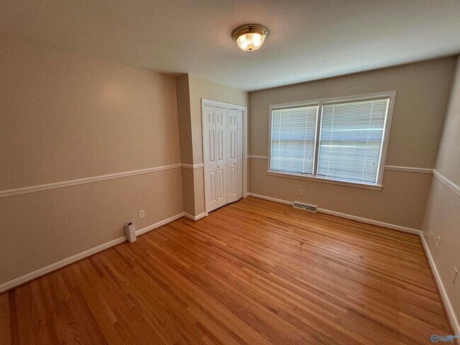 Building Photo - 816 Mira Vista Dr SE