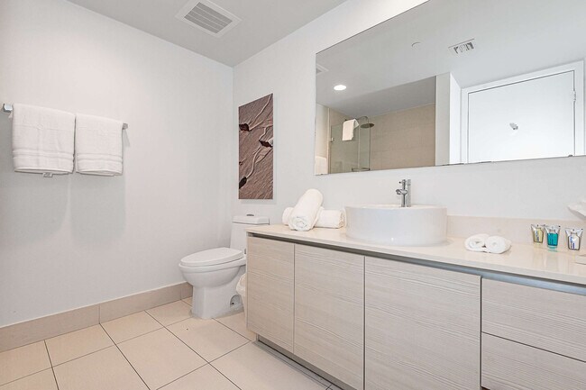 Building Photo - 2602 E Hallandale Beach Blvd