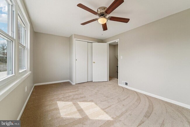 Building Photo - 7926 Bank St