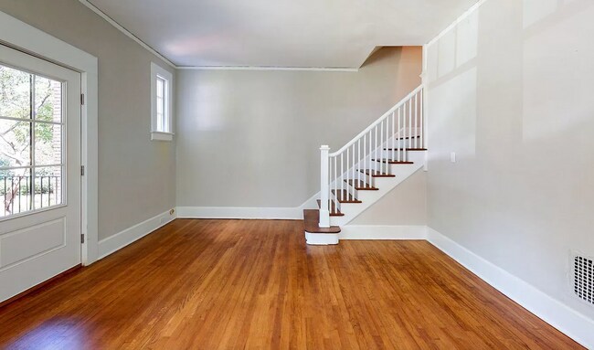 Building Photo - 3 bed/2 bath duplex in Wales Garden close ...