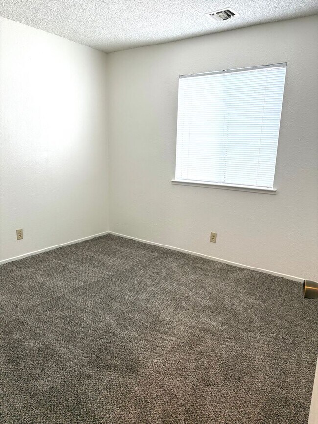 Building Photo - ? 2 Bed / 1 Bath Upstairs Apartment – Avai...