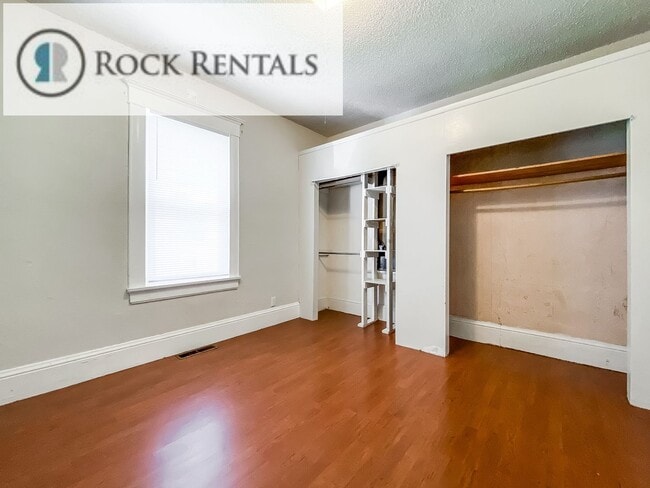 Building Photo - Large 4 Bed 2 Bath Home