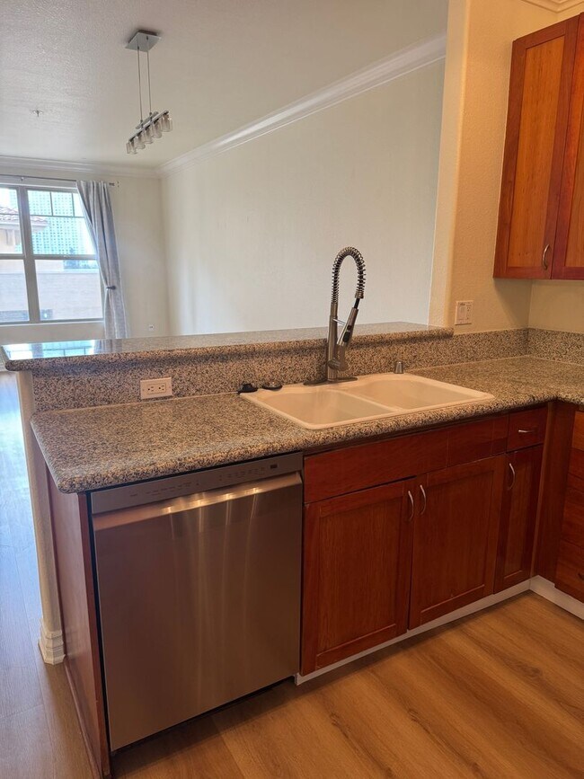 Building Photo - 1 bed/1 bath condo unit