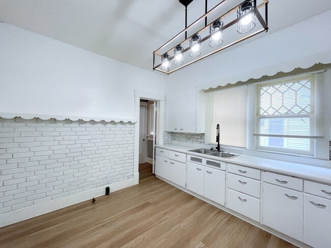Building Photo - Updated 3 bedroom home
