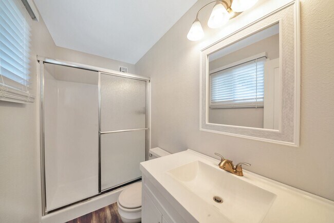 Building Photo - Great 6 Bedroom home near ASU with large BASEMENT