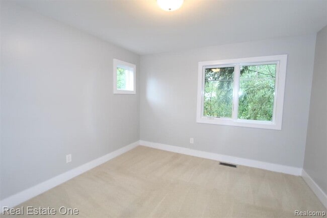 Building Photo - 1090 Oakwood Dr