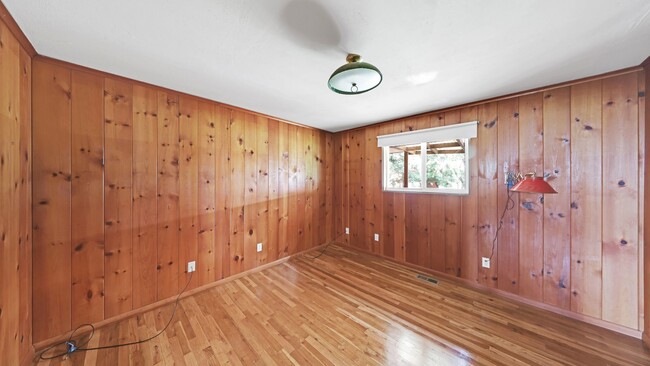 Building Photo - 3 Bed 2 Bath - Dog Friendly - Parking - St...