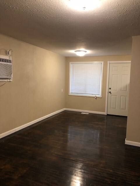 Building Photo - Lovely 3 Bed 1 Bath Home