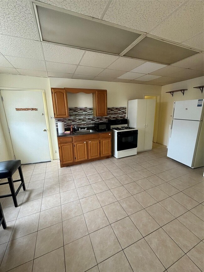 Building Photo - 158 Rockaway Ave