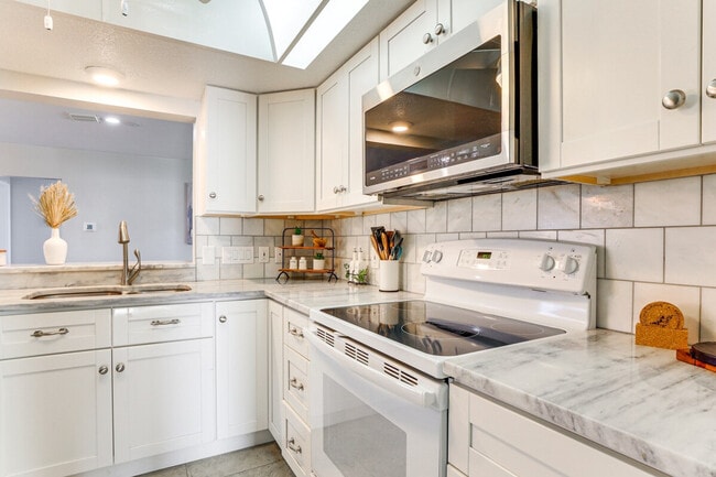 Building Photo - 3310 Siesta Dr