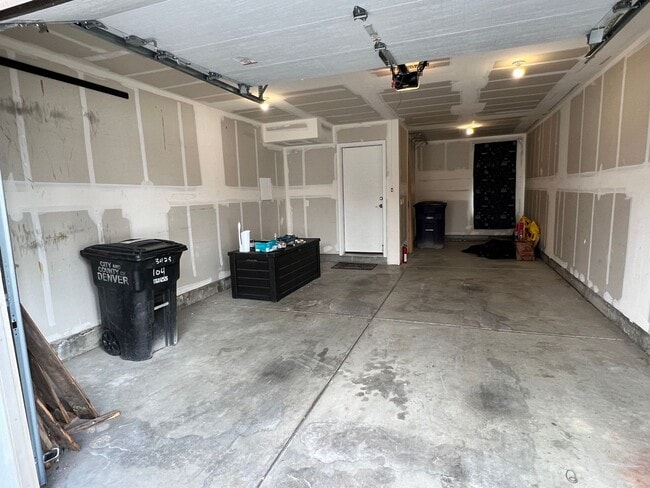 Building Photo - Luxury Slot-Style Town Home in the Heart of RiNo