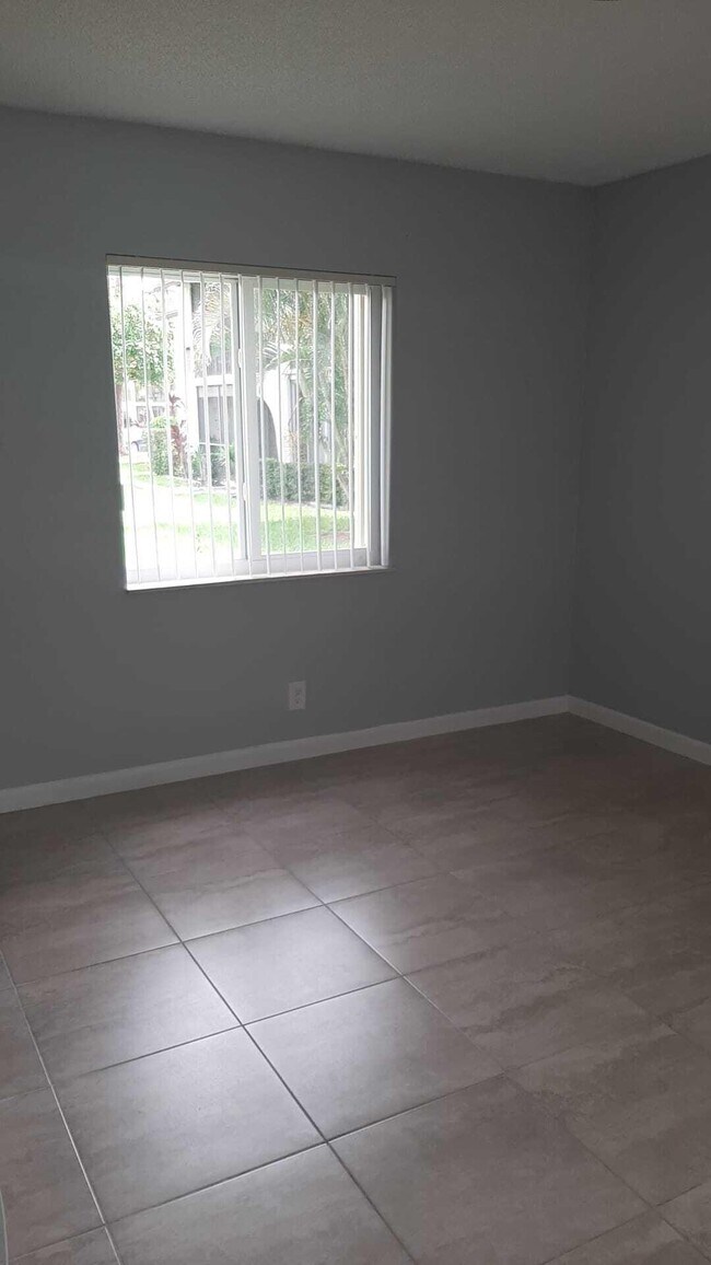 Building Photo - 5990 Pine Cone Ct