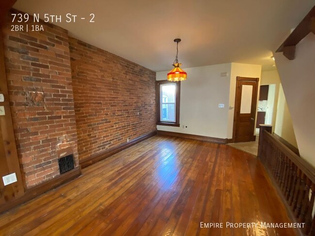 Building Photo - 2nd Floor: 2 Bedroom/1 Bathroom Apartment ...