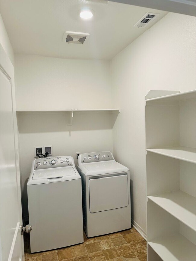 Building Photo - Newly Built 3 Bed Condo for Rent in Winche...