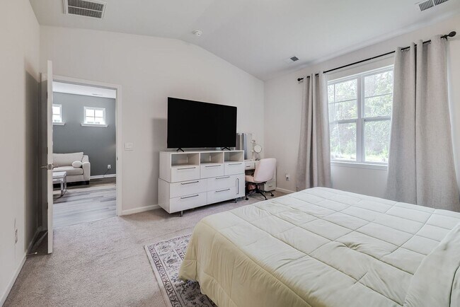 Building Photo - 161 Holloway Hl