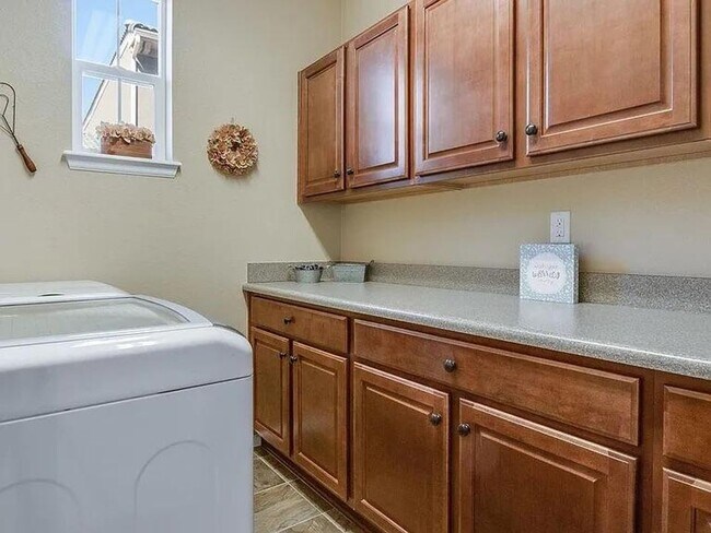 Building Photo - 2 Bed/2 Bath that is beyond expectations!!