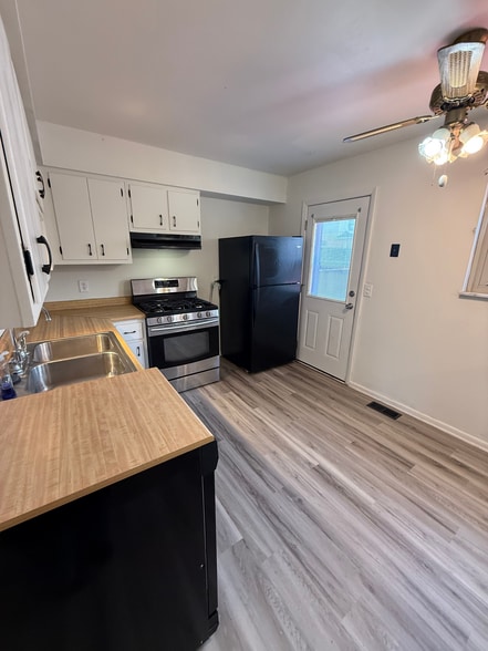 KITCHEN - 581 Bessinger Dr