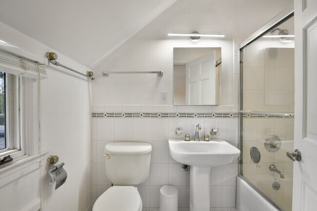 Building Photo - 430 Orienta Ave