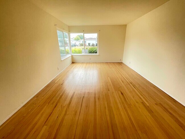 Building Photo - 35459 Breton Dr