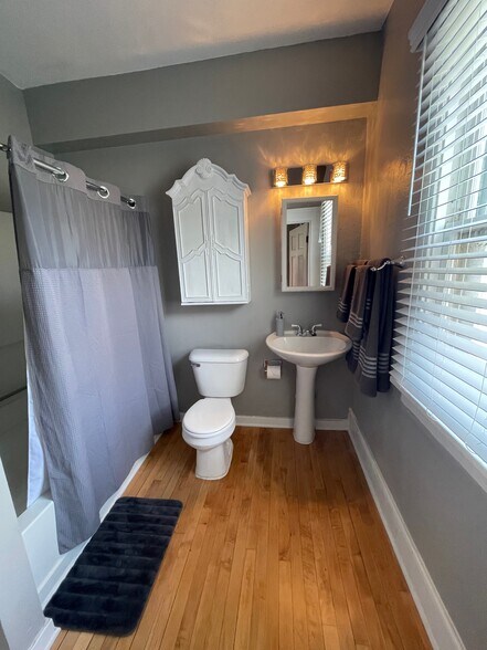 Full bath with shower and tub - 1506 N Jefferson St