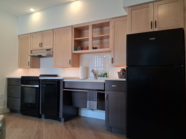Kitchen with DW, stove, and refrigerator - 517 18th St