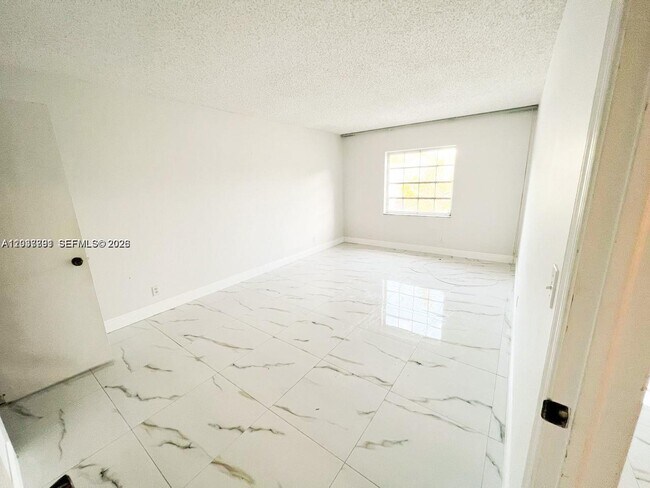 Building Photo - 6395 Bay Club Dr
