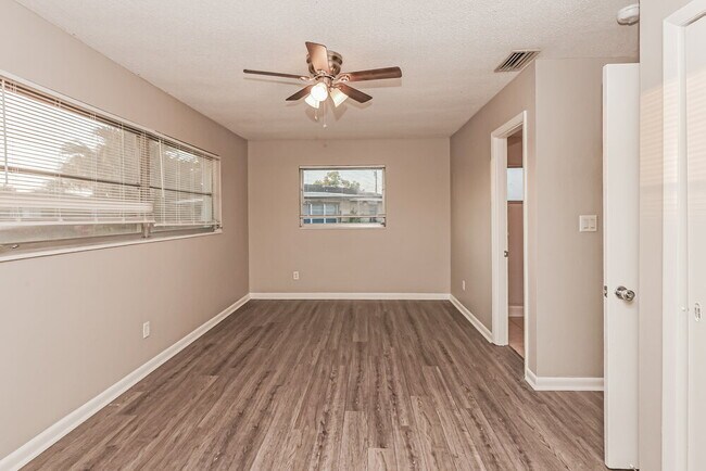 Building Photo - 344 Crestwood Ave