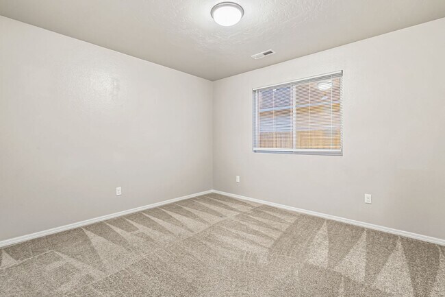 Building Photo - Spacious 4bd/2ba, Single Level Home in Qui...