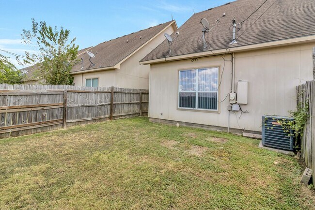 Building Photo - 200 Sandstone Dr