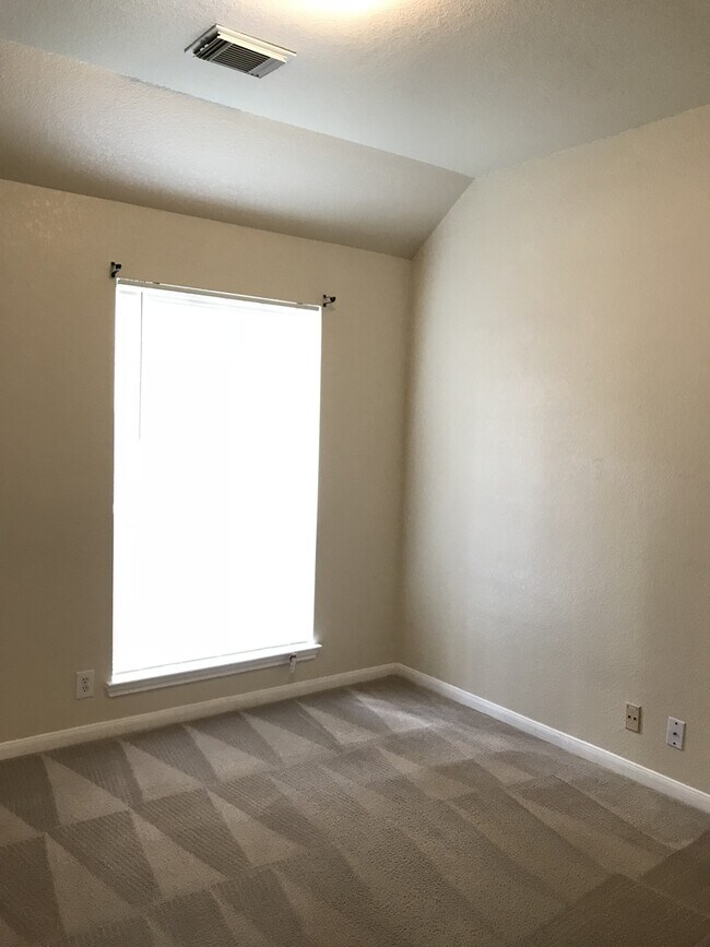 Building Photo - 2520 Crested Heights