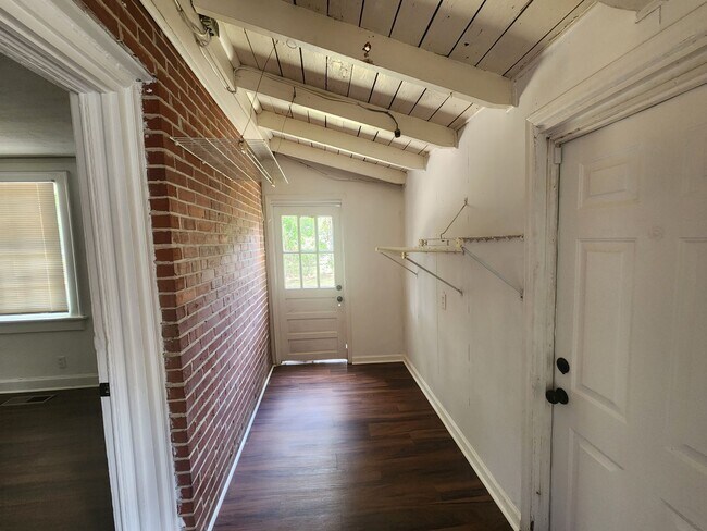 Building Photo - 3 Bedroom 2 Bath with Carport and Fenced Yard in Midtown Columbus