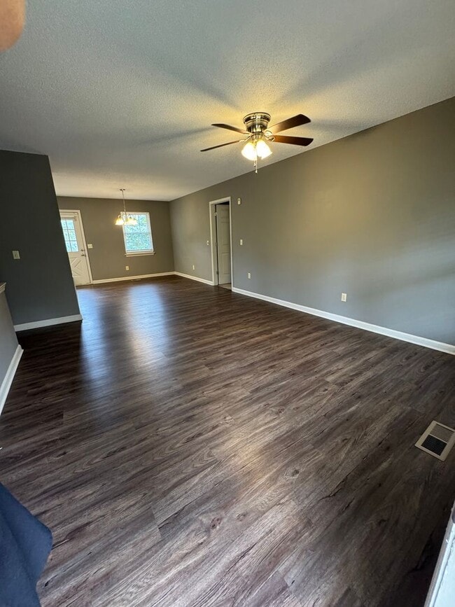 Building Photo - Spacious 3 bedroom 3 bath beautiful home w...