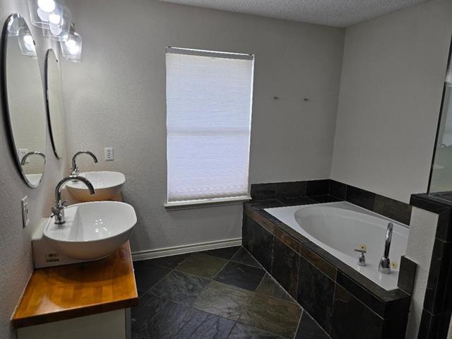 Building Photo - 6011 Longley Ct