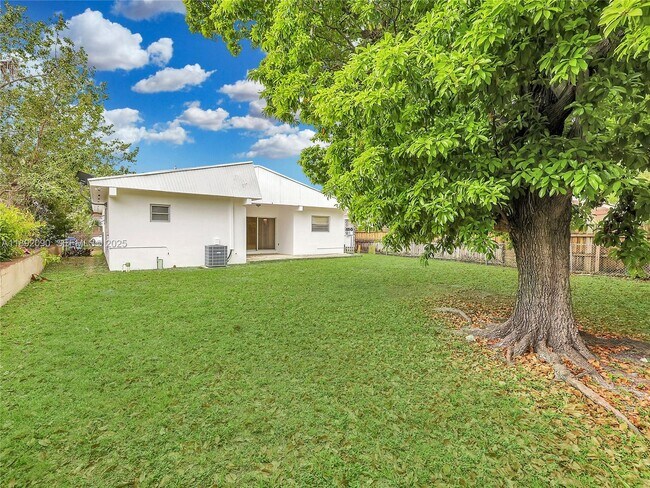 Building Photo - 1109 Biarritz Dr