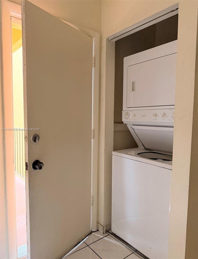 Building Photo - 1900 W 54th St