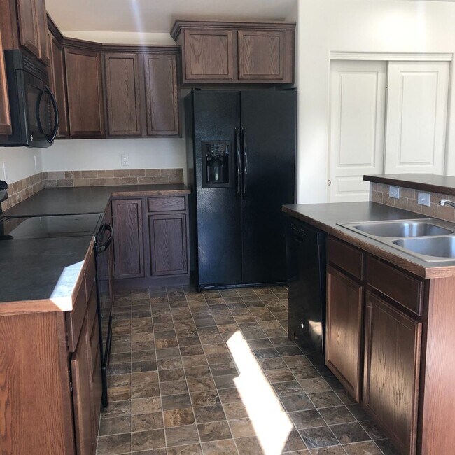 Building Photo - Cozy Home with Private Backyard!