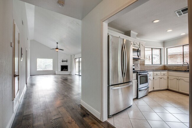 Building Photo - RENOVATED 2-BEDROOM IN WHISPERING OAKS