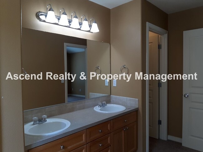 Building Photo - Tanasbourne Area 3 Bed Fenced Yard 1/2 Block to MAX Attached Garage 1 Small Pet Nego