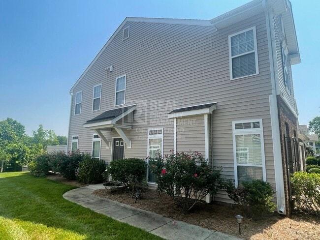 Building Photo - Amazing End Unit 3bd/2.5ba Townhome zoned ...
